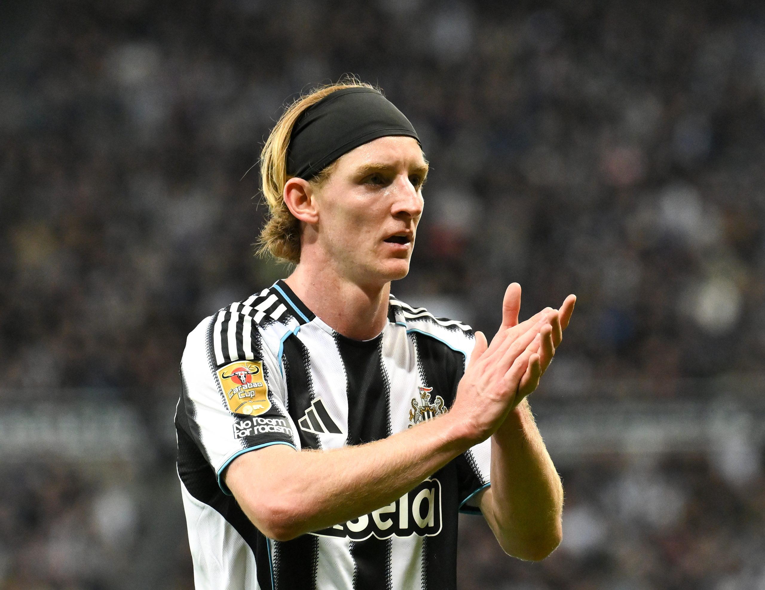 Newcastle United player wearing gold Carabao cup badge